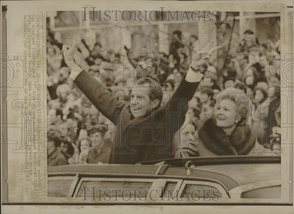 1973 President Nixon Arm Finger Parade Wife - Historic Images