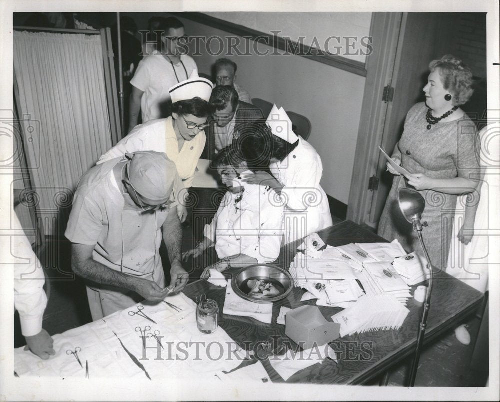 1961 Press Photo Emergency Hospital Nurse Anne Record - Historic Images