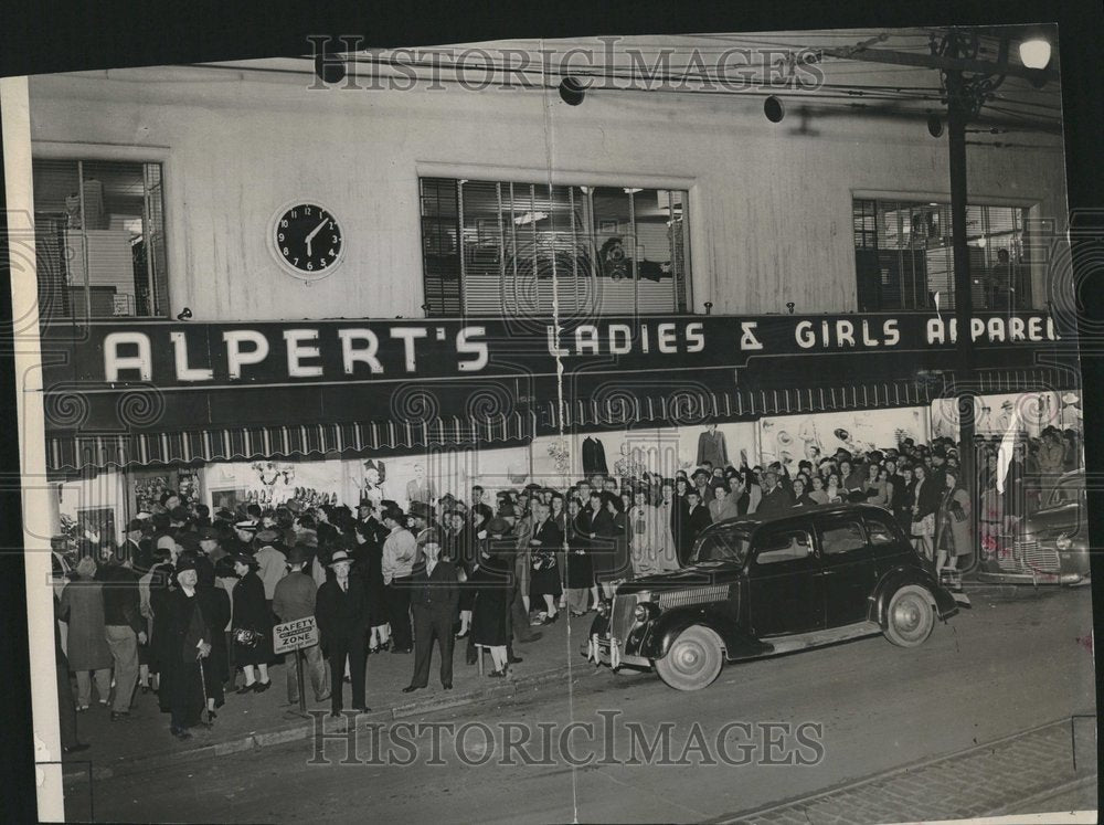 Press Photo Joe Albert Ladies Girls Apparel Clothings - RRV24577 - Historic Images