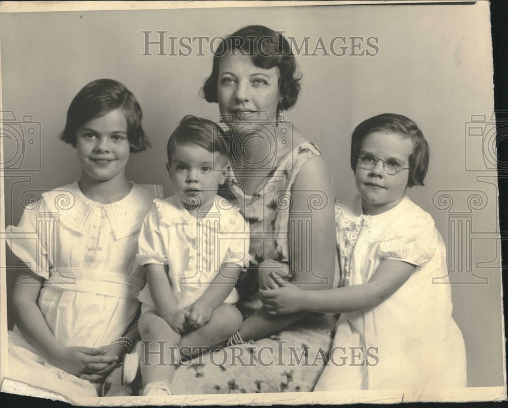 1935 Press Photo Thomas Mariosly Lansion Studio Actress - RRV25079 - Historic Images