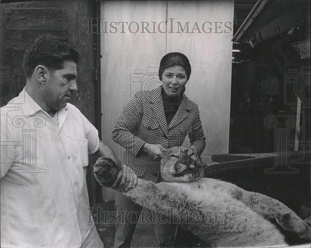 1968 Press Photo Bill Grant Stephanie Branney Lion - Historic Images