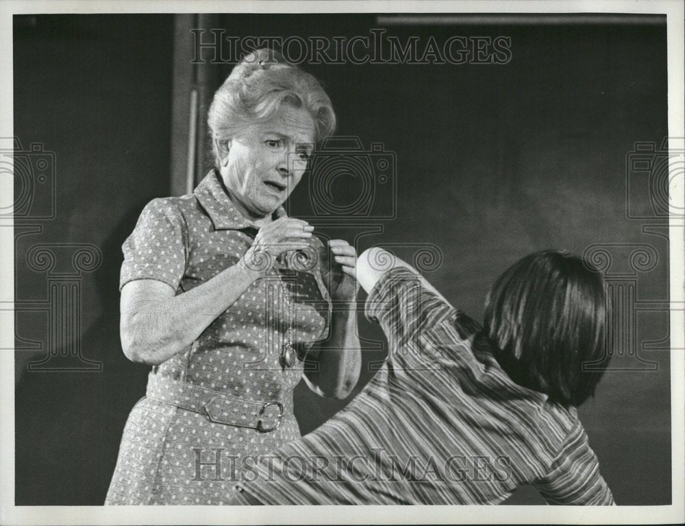 1972 Press Photo Actress Hayes Scared Scene With Child - RRV25721 - Historic Images