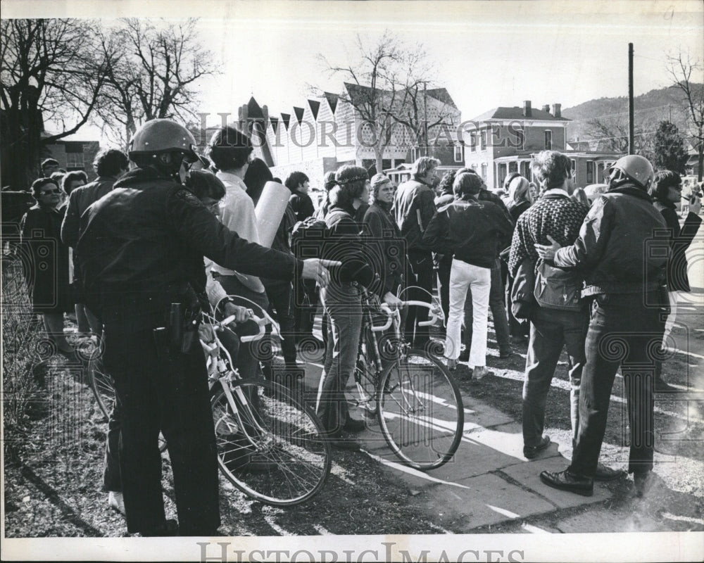 1979 Day Nursery Black Sidewalk Policeman - Historic Images