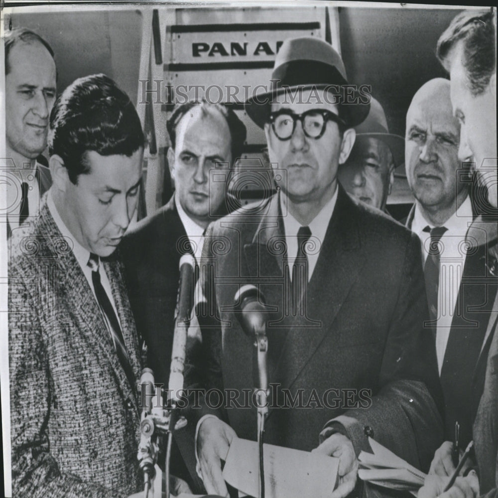 1962 Press Photo Gromyko reads statement to reporters - RRV26367 - Historic Images
