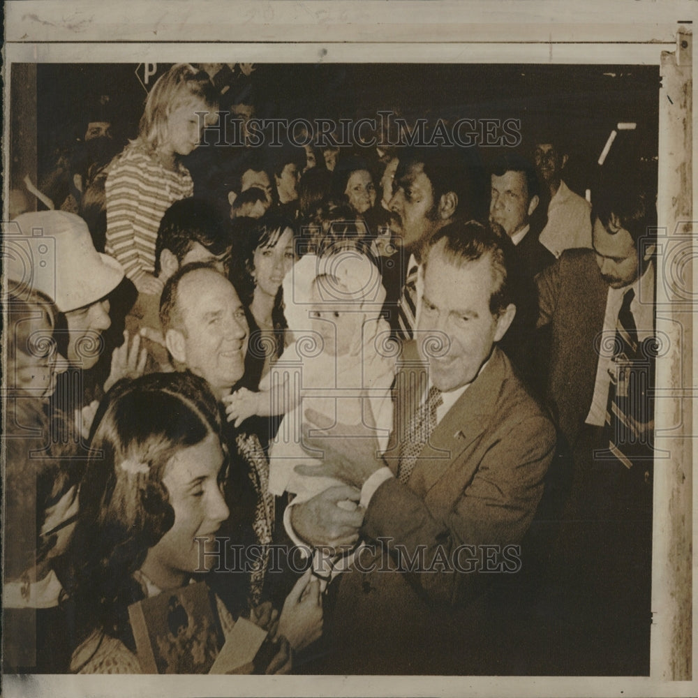 1973 Press Photo President Richard Nixon Holding Baby - Historic Images