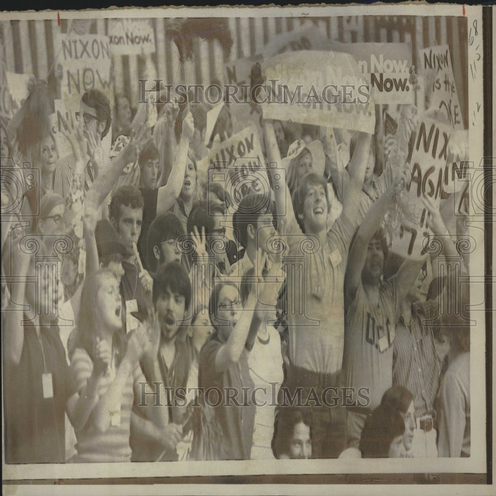 1972 Youth Group Splt Nixon McGovern-Historic Images