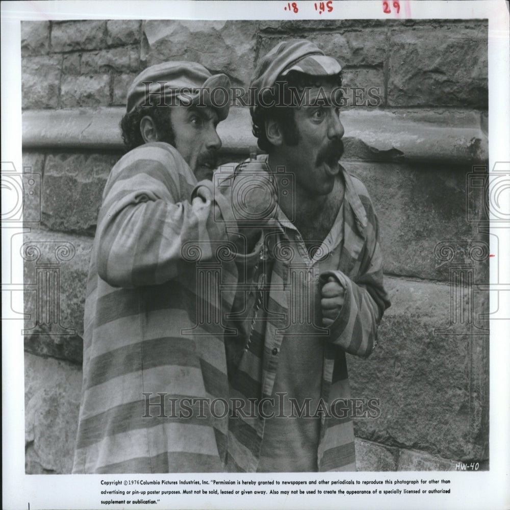 1976 Press Photo Actor Elliott Gould Scene Prisoners - RRV26893 - Historic Images