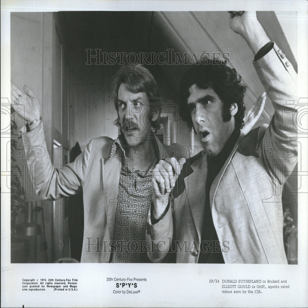 1974 Press Photo SPYS Film Actors Sutherland Gould - RRV26901 - Historic Images