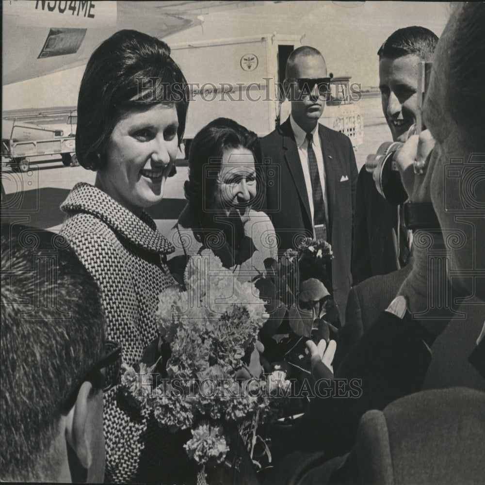 1965 Press Photo Lady Bird Johnson Greets Supporters - Historic Images