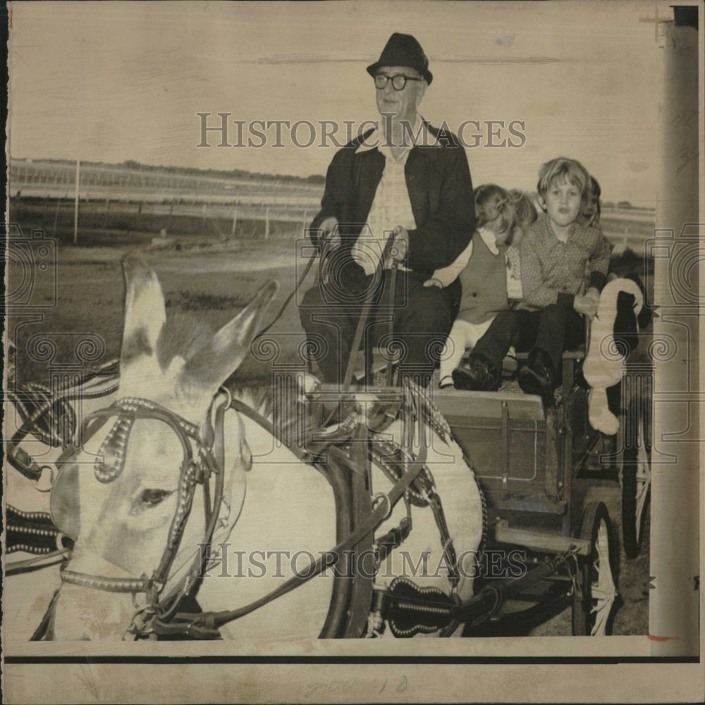 1971 Lyndon Johnson &amp; Grandkids Ride Wagon - Historic Images