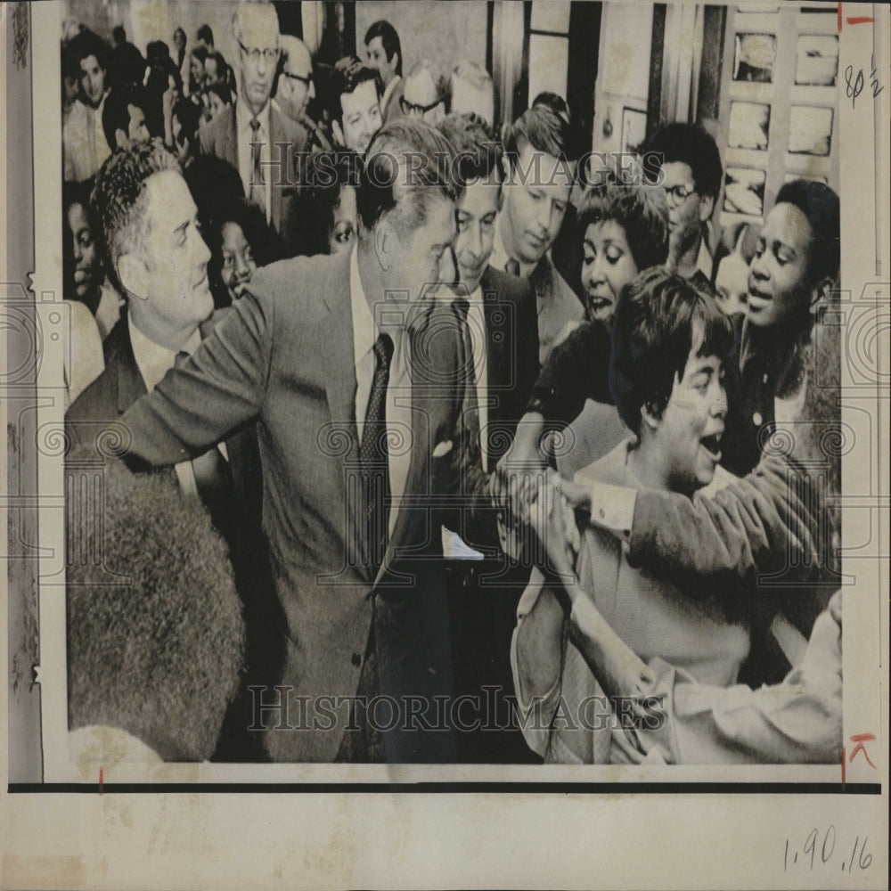 1971 Press Photo Gov. Ronald Reagan Shakes Hands - RRV27149 - Historic Images