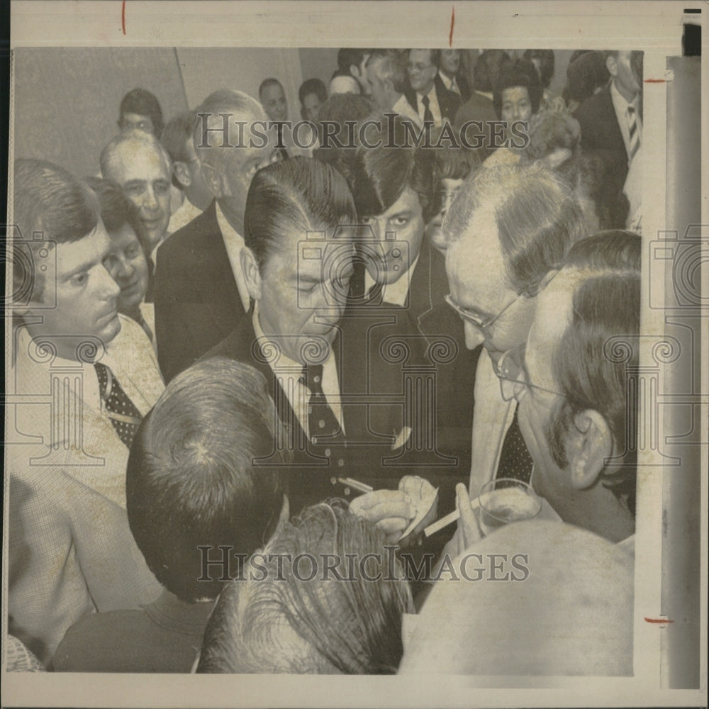 1975 CA Ex-Governor Reagan Signs Autograph - Historic Images