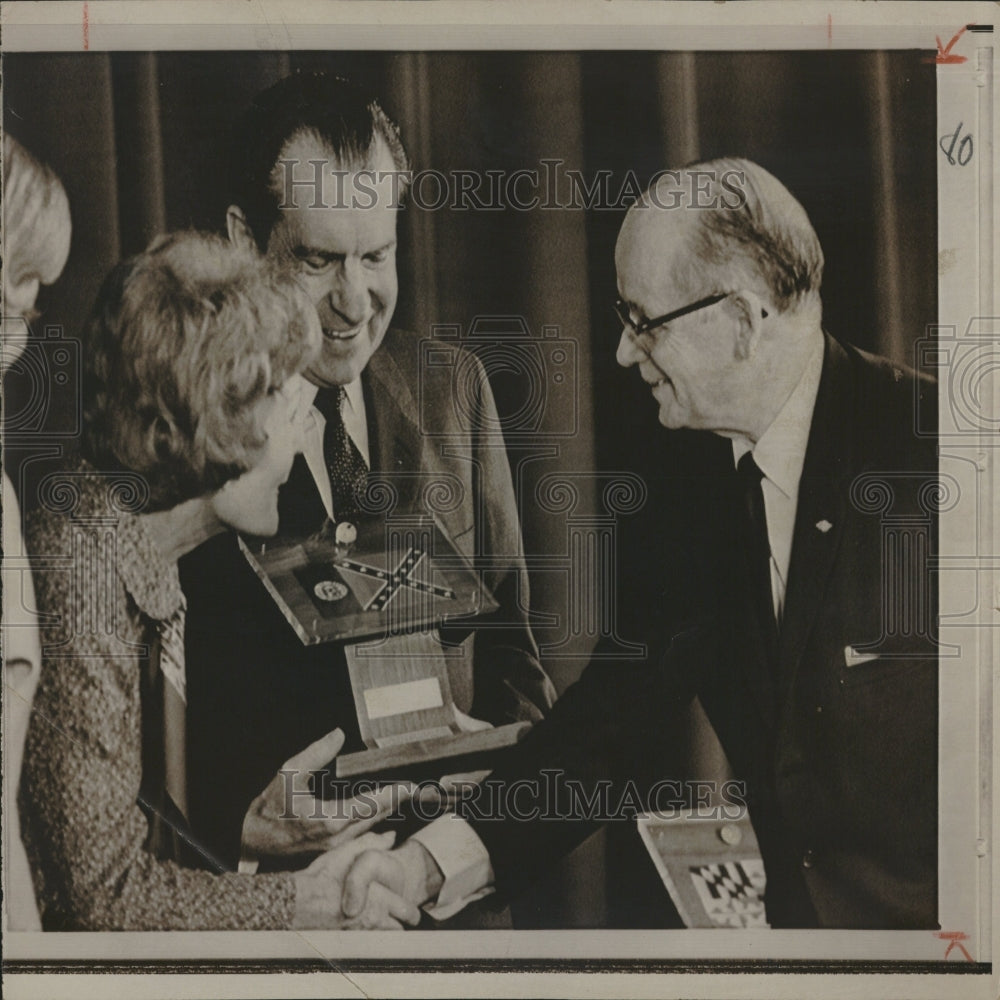 1969 Pres Nixon Presents Gift Gov Maddox - Historic Images