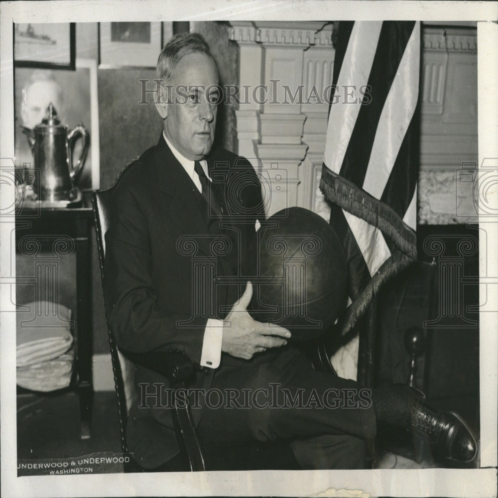 1933 Press Photo Commodore Johncke Navy Holding Ball - Historic Images