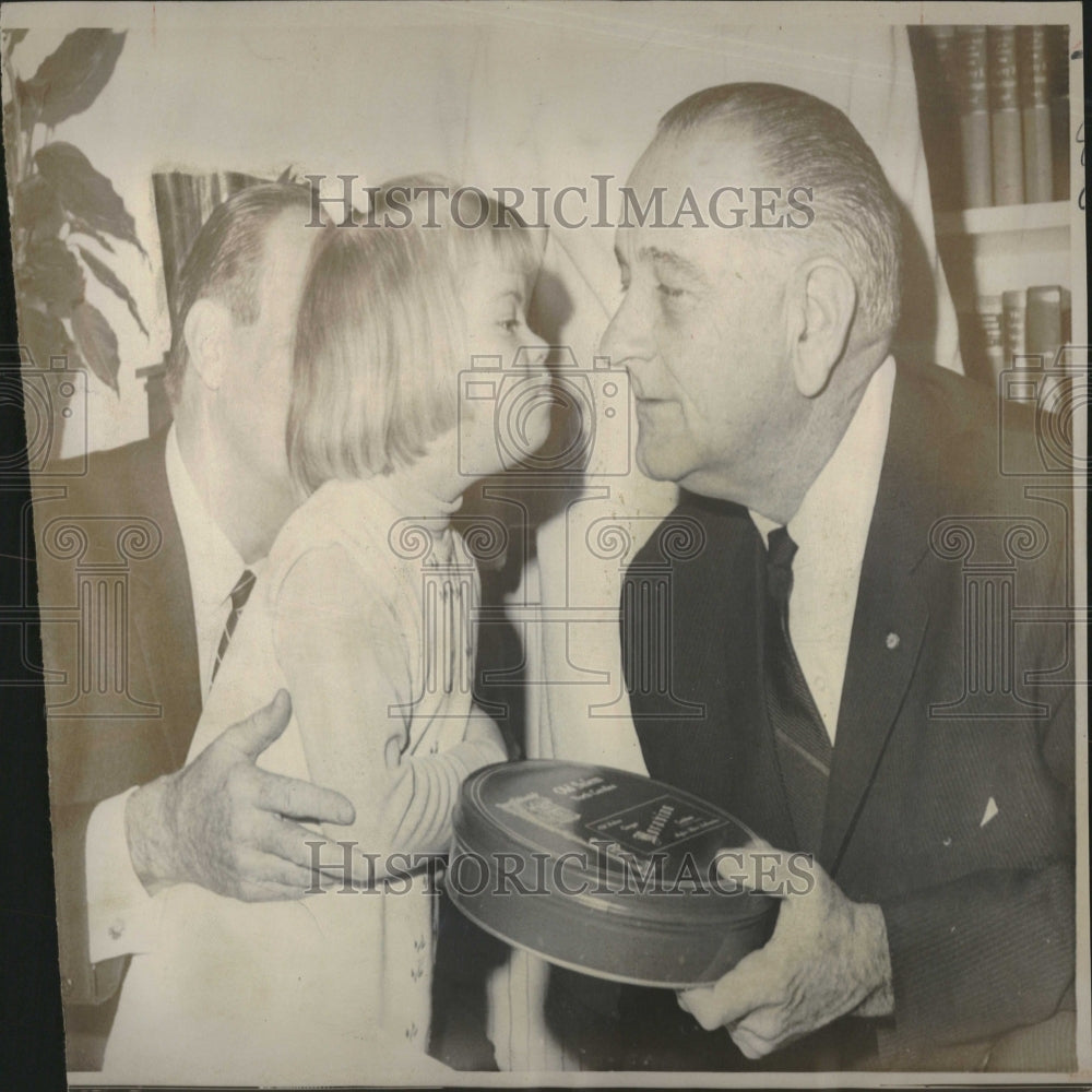 1967 Photo Pres. Johnson's Valentine Gift - Historic Images