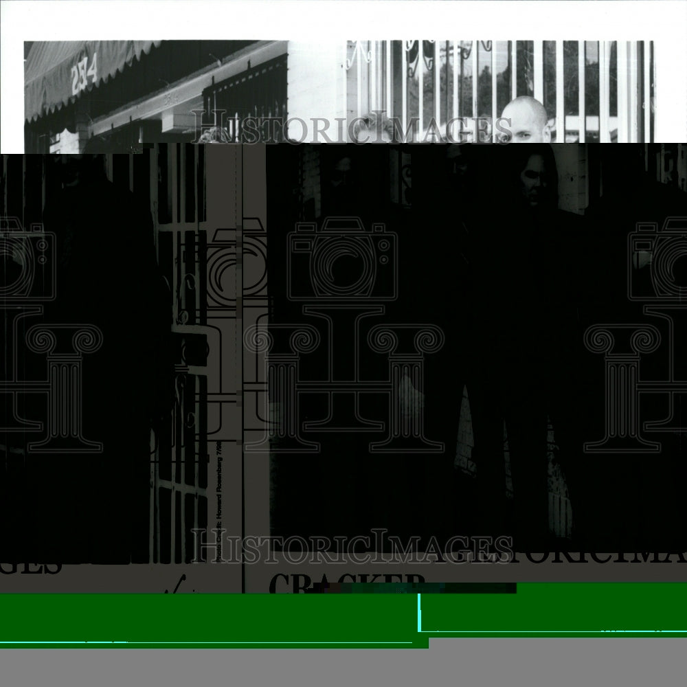 1999 Press Photo Cracker - Historic Images