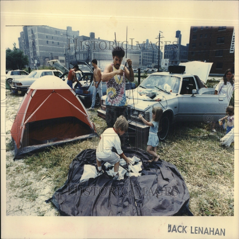 1991 Grateful Dead fans set up camp w/ kids - Historic Images
