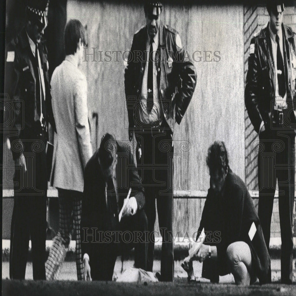 1974 Chicago Suicide Scene - Historic Images