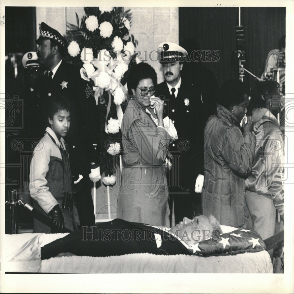 1987  Mayor Washington body mourners field - Historic Images