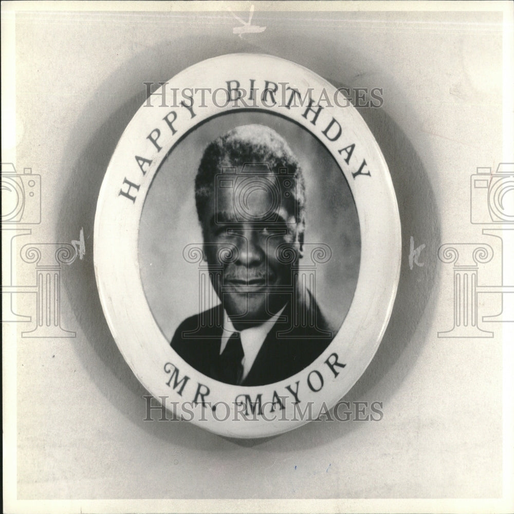 1986, Buttons Wishing Mayor Birthday Civic - RRV28429 - Historic Images