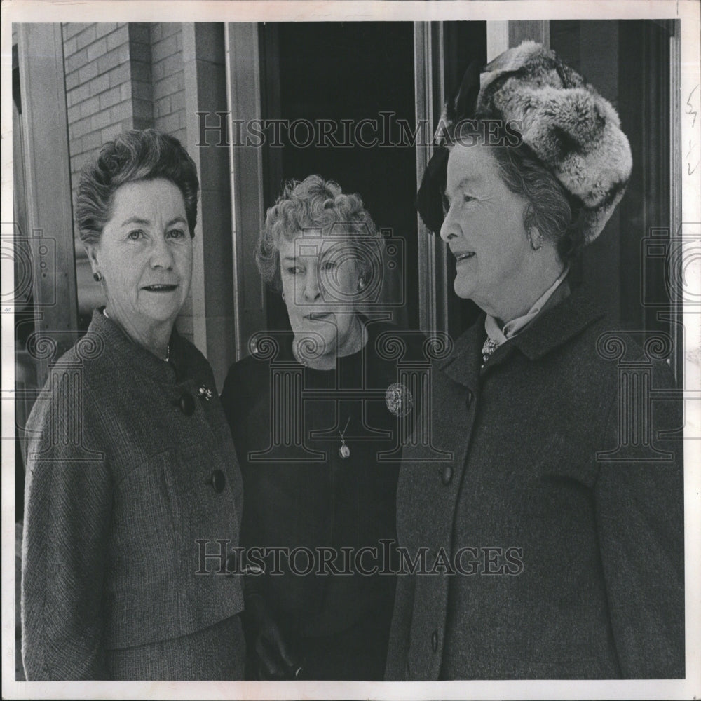 1964 Mrs Robert Mead Mrs Harry Warner prior - Historic Images