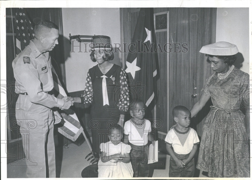 1966 Press Photo Medal Awarded To Mrs. Harriett Kelly - RRV28713 - Historic Images