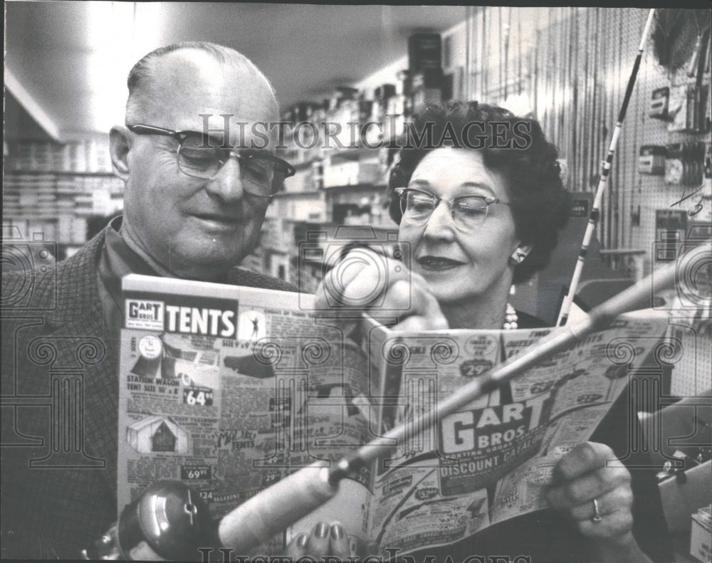 1964 Press Photo Couple check low prices in Gart Bros. - RRV28737 - Historic Images