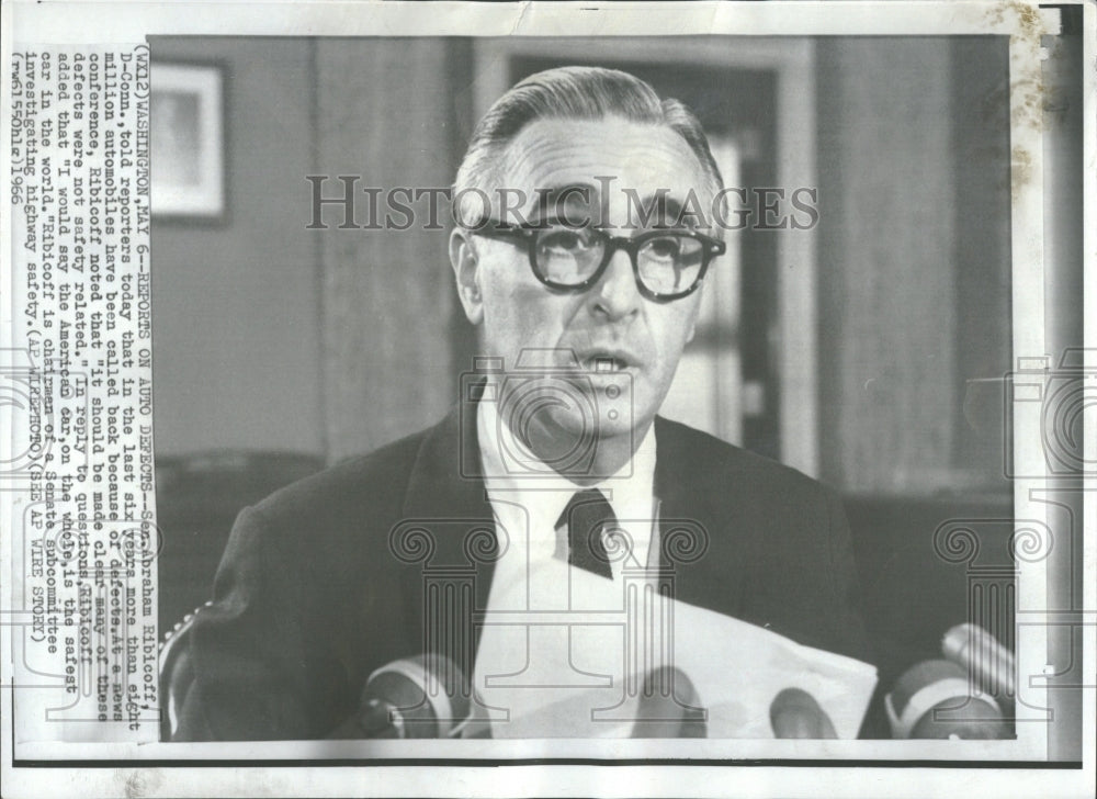 1966 Press Photo Sen Abraham Ribicoff Automobile Report - RRV28993 - Historic Images