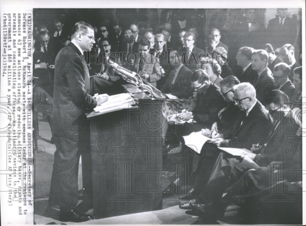 1964 Press Photo Secretary Defense Robert McNamara - Historic Images