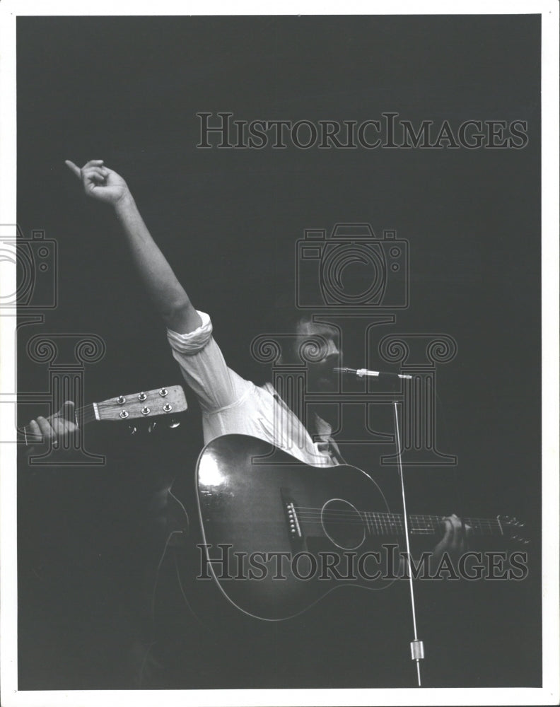 1977 Press Photo Billy Callery American Singer Musician - RRV29787- Historic Images