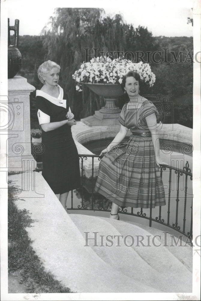 1954 Press Photo Mrs Paul Spencer Miss Elmira Elliott - RRV30049 - Historic Images