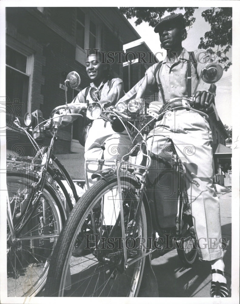 1961 Press Photo Mr Mrs Lonnie Ellis Bikes WCY Country - RRV30213 - Historic Images