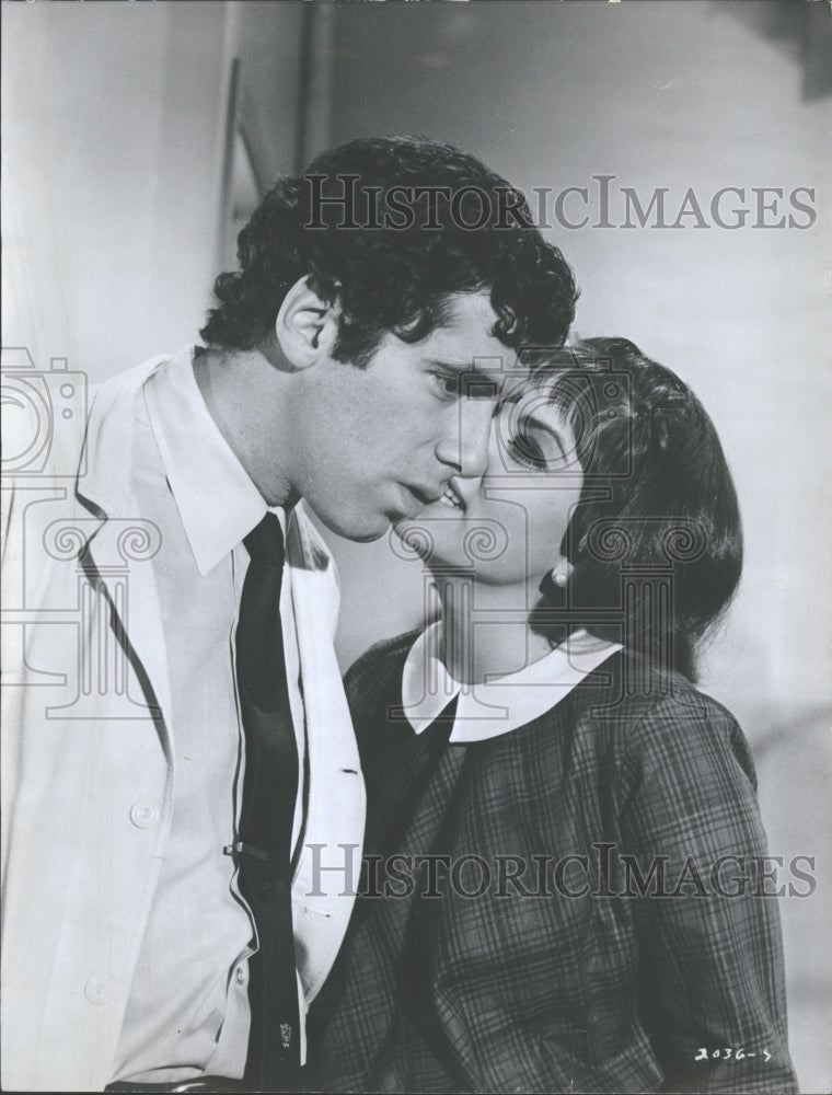 1970, Brenda Vaccaro Elliott Gould Couple - RRV30409 - Historic Images
