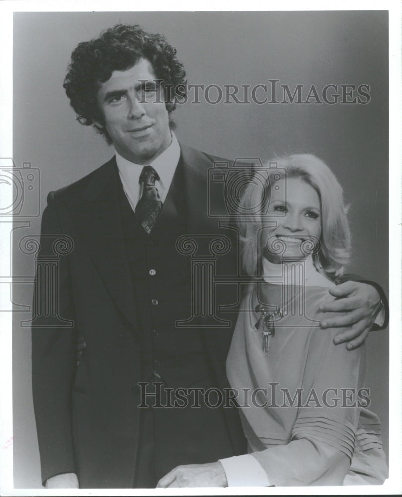 1977, Elliott Gould American star Hollywood - RRV30423 - Historic Images