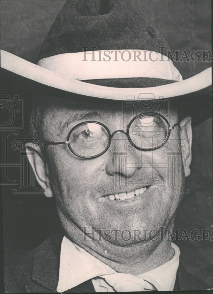 1921, Joe Cahill spectcales wears photo pose - RRV30533 - Historic Images