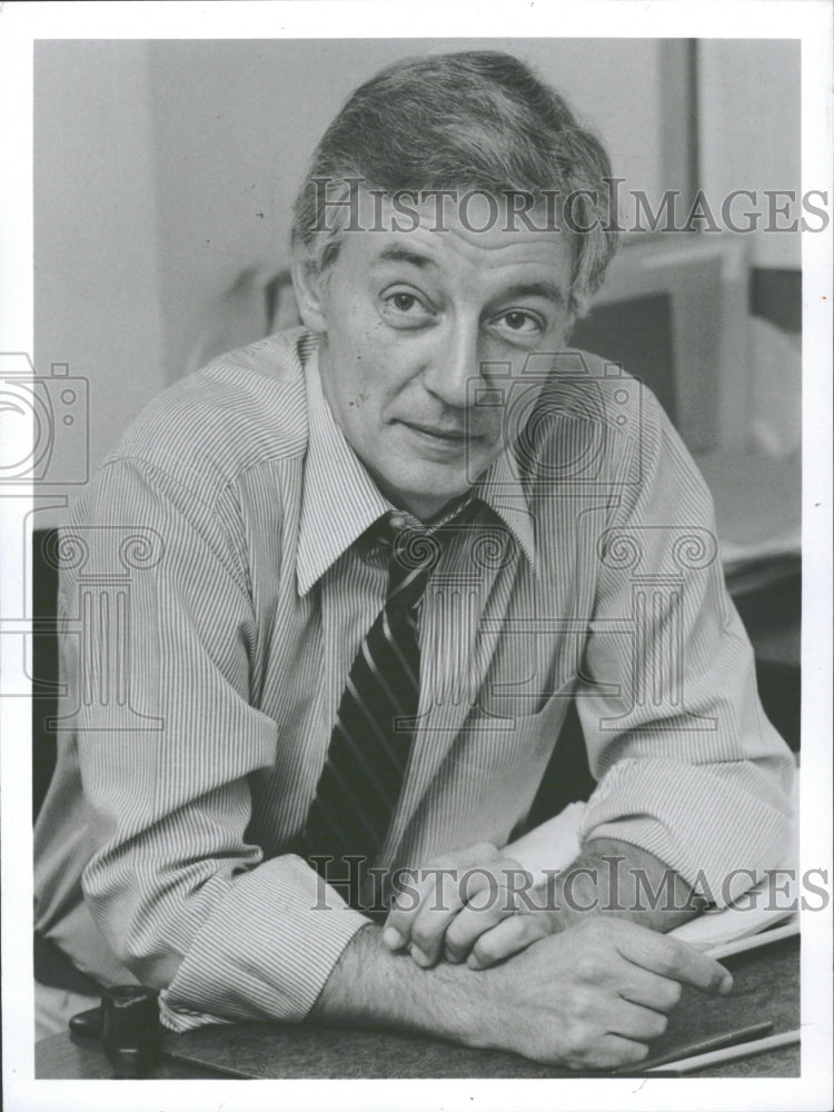 1980 Press Photo Richard Reeves TV Host Table Paper - RRV31133 - Historic Images