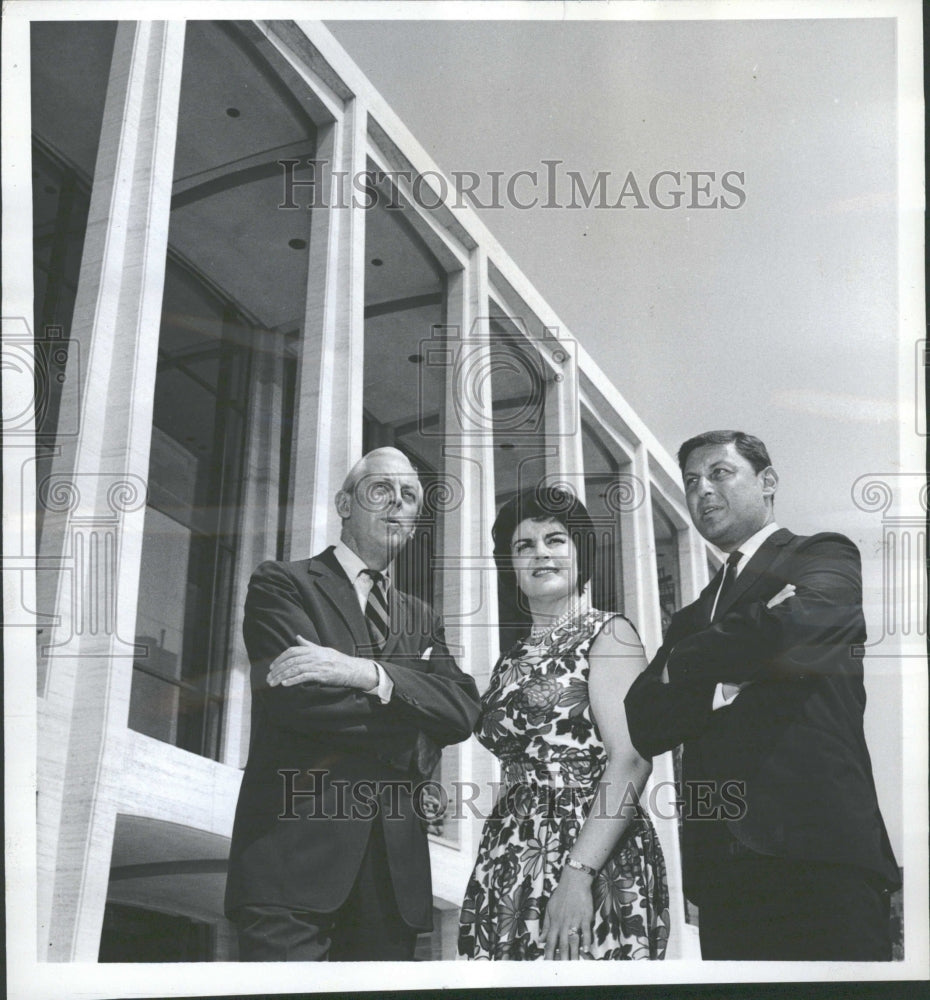 1962 Press Photo Alistair Cooke Philharmonic Hall - RRV31903 - Historic Images