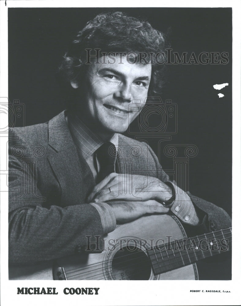 1982 Press Photo Michael Cooney musician guitarist US - RRV32239 - Historic Images