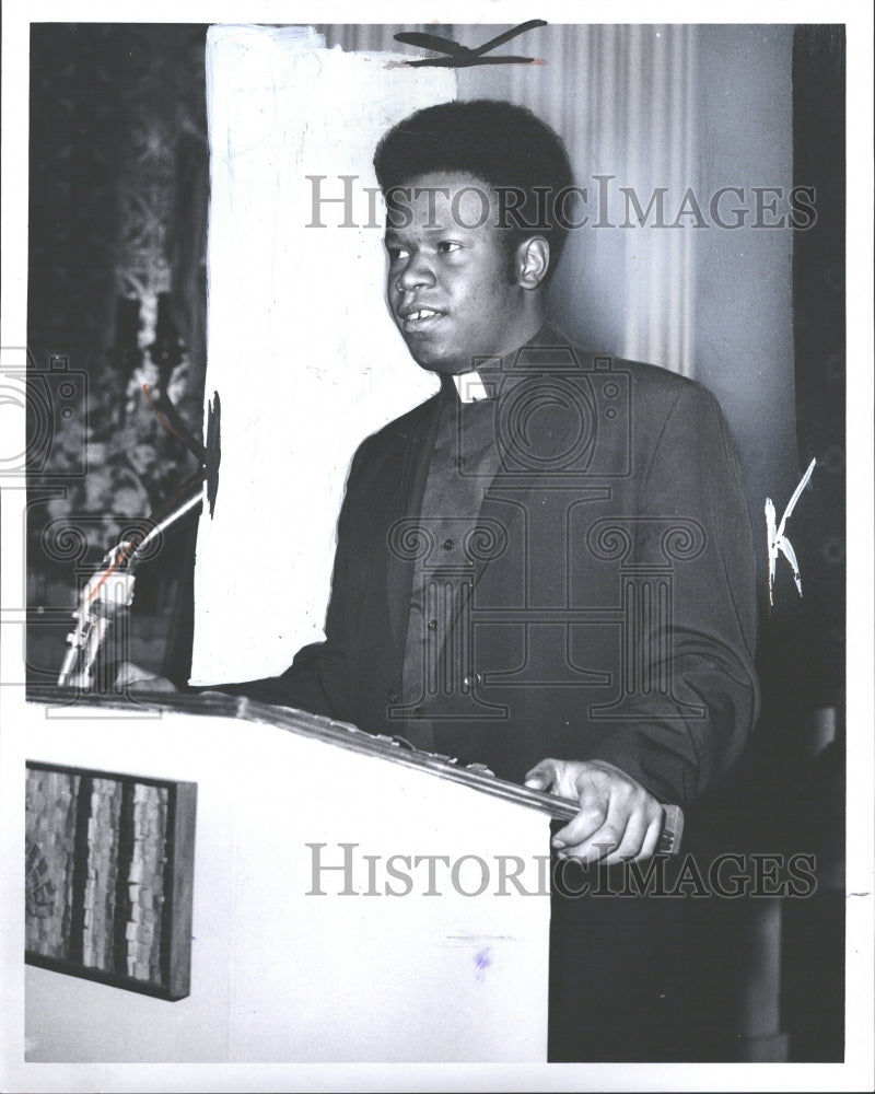 1969 Press Photo Bill Lunnon Jesuit St. Leo Church - RRV33459 - Historic Images