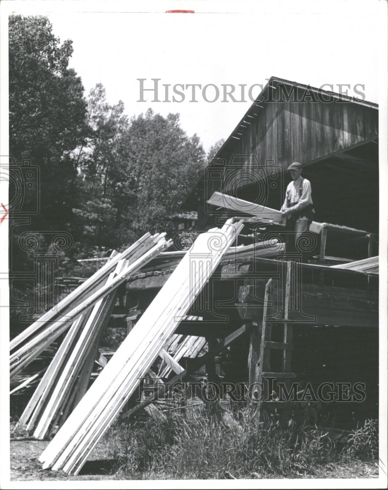 1952 Press Photo Lewis Rodman Lumbering Michigan - Historic Images