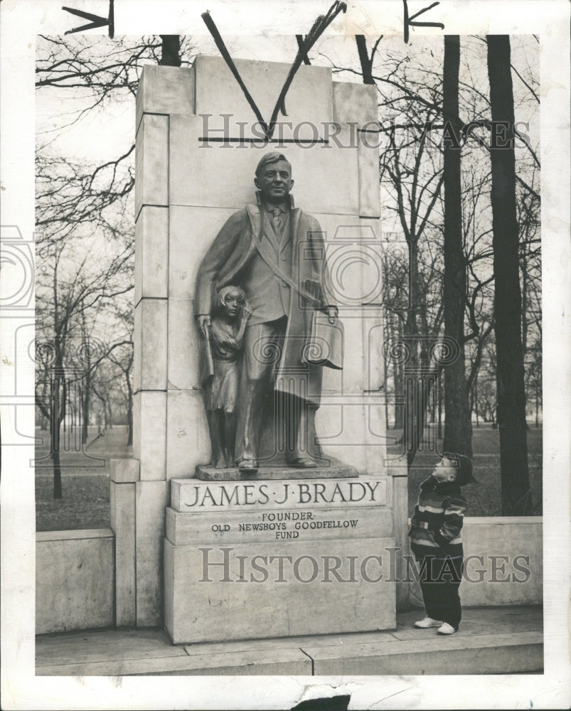 1948 Press Photo Ed Laa Brady Statue Monument Detroit - Historic Images