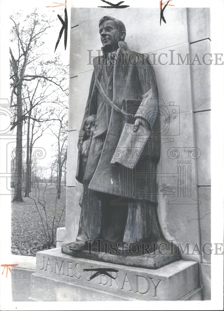 1972 Press Photo Monument Founder Old Newboys James - RRV33533 - Historic Images
