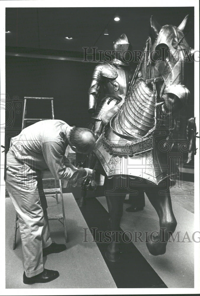 1984 Press Photo Institute of Art Worker Sets Up - RRV33583 - Historic Images