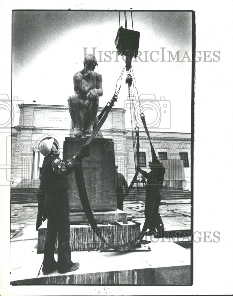 1980 Press Photo Putters the straps onto the thinker - Historic Images