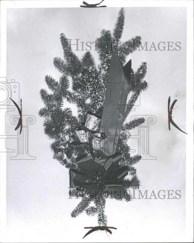 1959 Press Photo Christmas Decoration Door Piece - RRV33733 - Historic Images