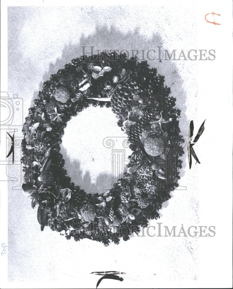 1974 Pine Cones Christmas Decoration Wreath - Historic Images