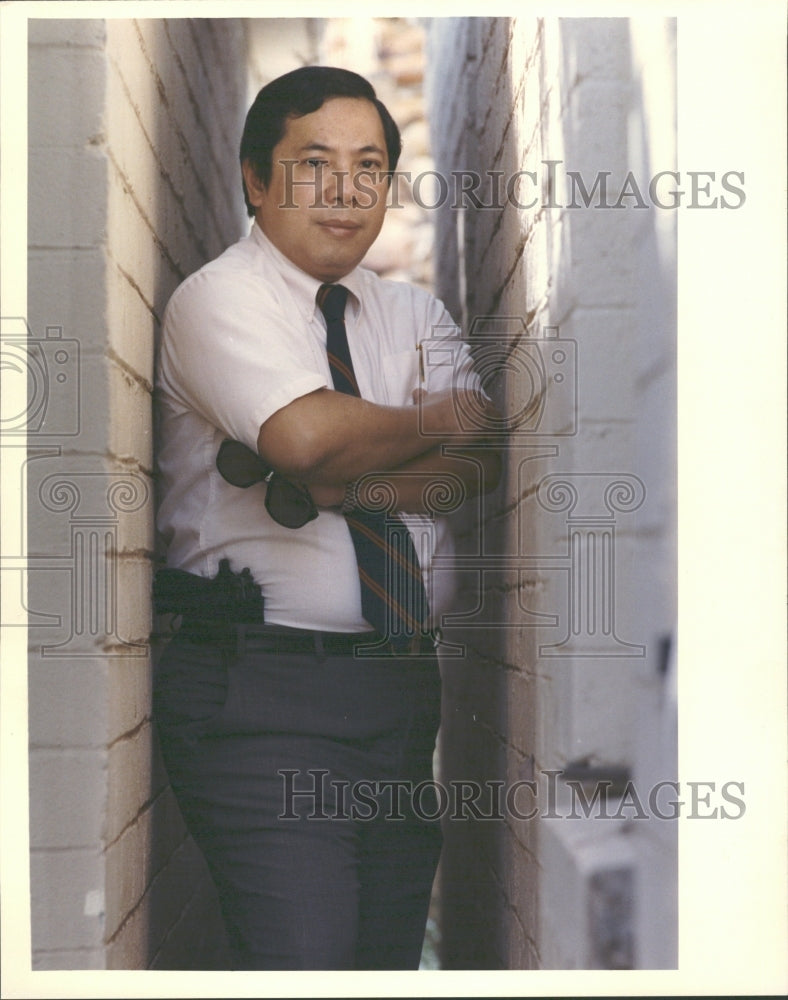 Press Photo Simon Au Yeung Undercover Protection - RRV34291 - Historic Images