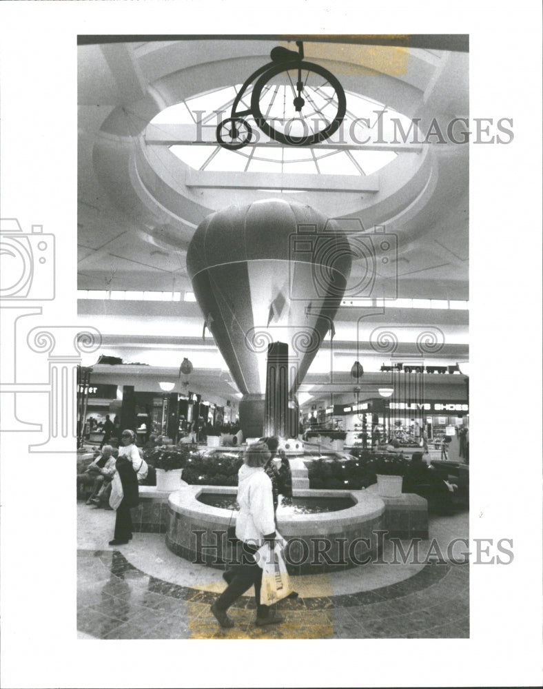 1991 Oakland Mall Stores - Historic Images