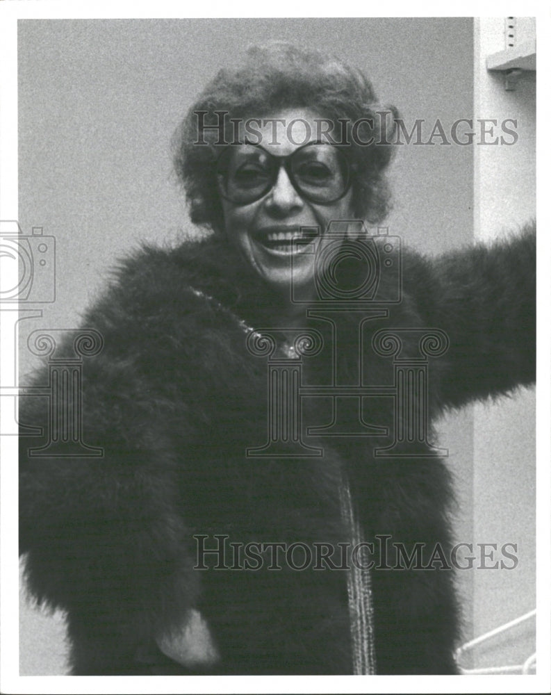 1983 Press Photo News Writer Tamy Stone - Historic Images