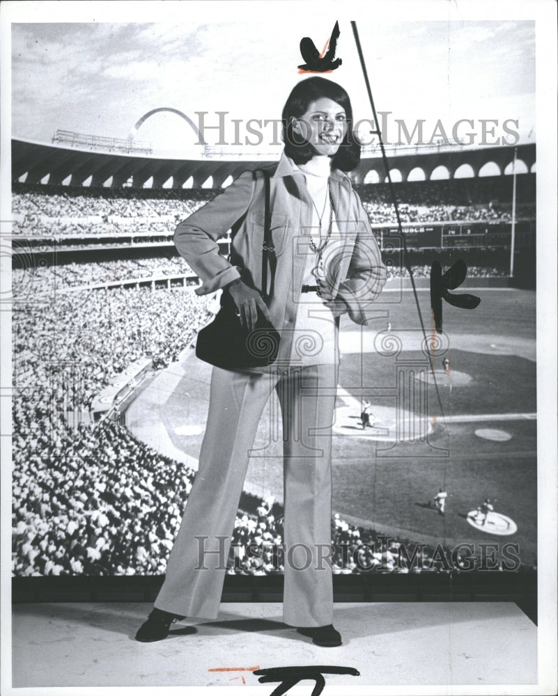 1972 Press Photo Fashion model wears slacks clothing - RRV34623 - Historic Images